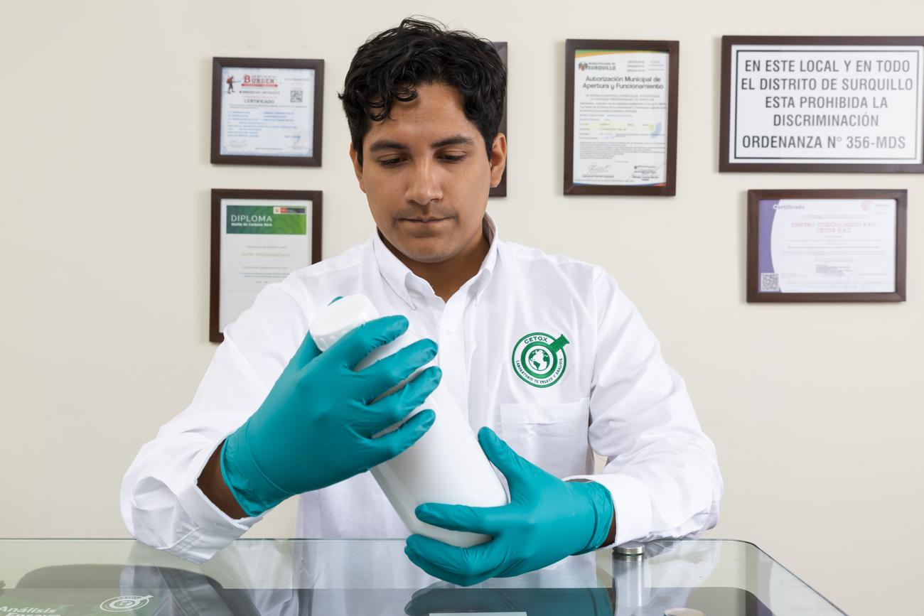 Profesional de CETOX LAB en el laboratorio